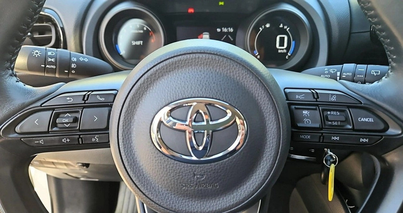 Toyota Yaris cena 74900 przebieg: 56832, rok produkcji 2021 z Barwice małe 352